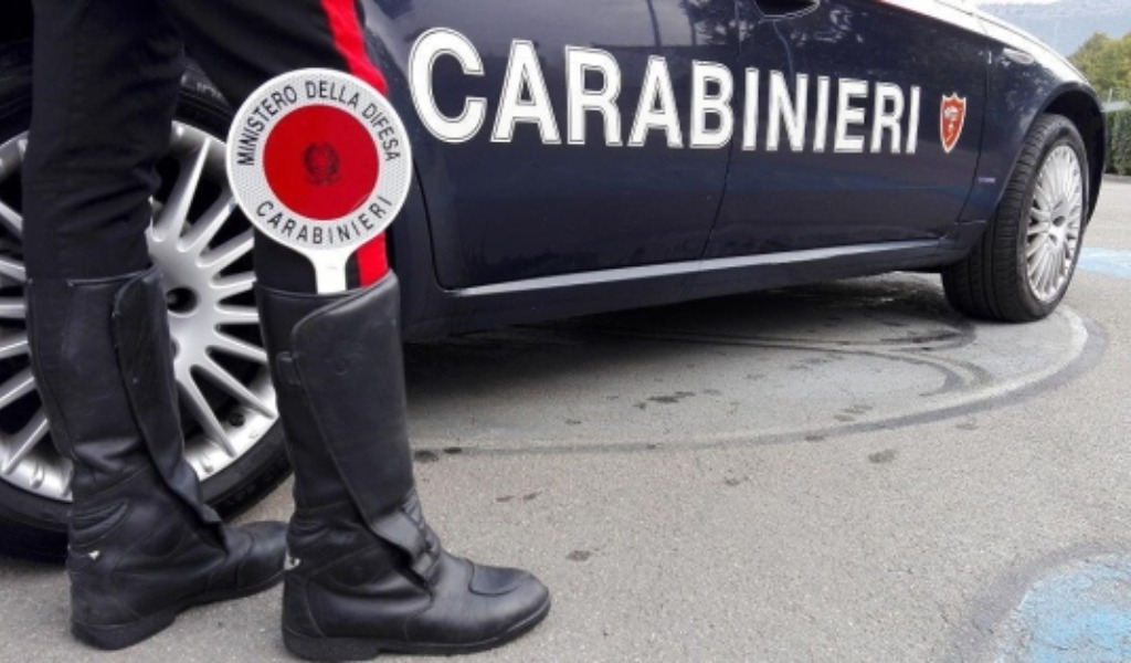 Fermati con merce rubata: vestiti e cosmetici per un valore di 2mila euro