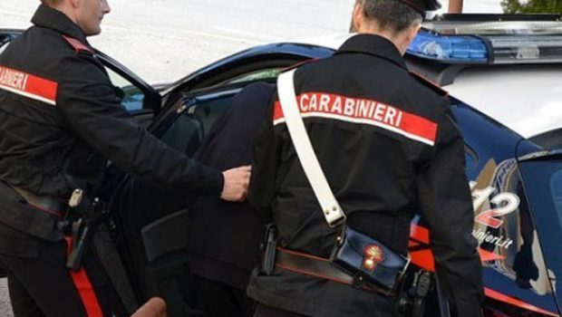 Guida senza patente e rifiuto dell’alcoltest: denunciato un 45enne