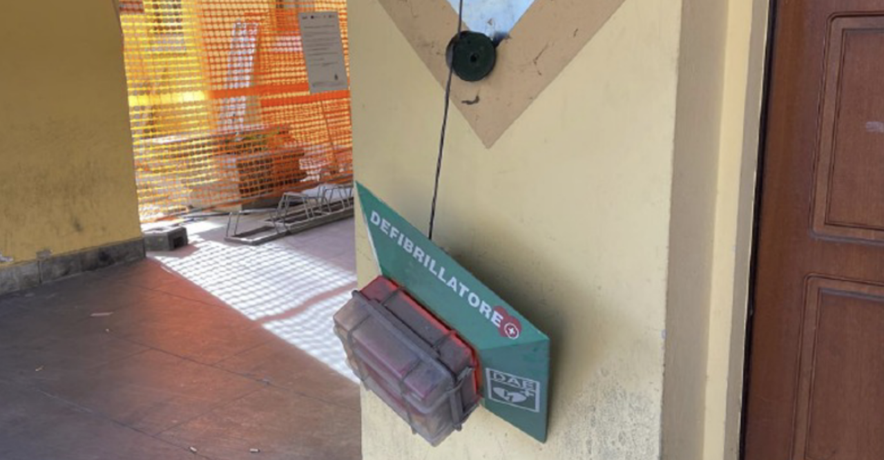 Un defibrillatore distrutto a Rivolta: un atto di vandalismo inaccettabile