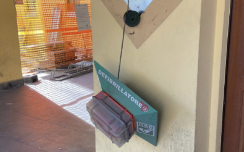 Un defibrillatore distrutto a Rivolta: un atto di vandalismo inaccettabile