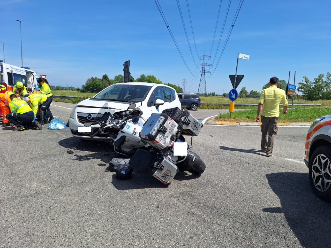 Incidente tra auto e moto a Rivolta: motociclista in gravi condizioni