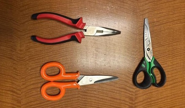Denunciato un 35enne con forbici e pinza in auto