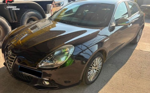 Inseguimento notturno a Pandino: auto rubata e tre fuggitivi nei campi