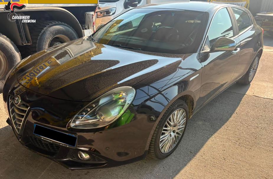 Inseguimento notturno a Pandino: auto rubata e tre fuggitivi nei campi